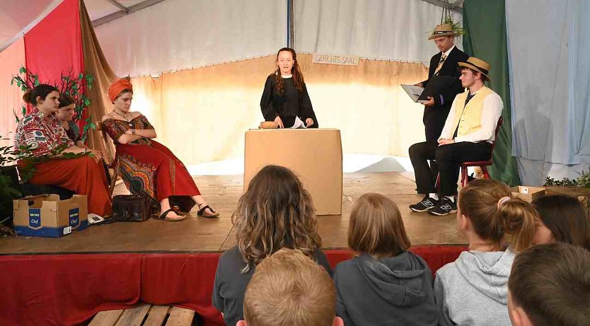 Theaterauff&uuml;hrung im Handwerker Camp (Foto: S.Schubert)