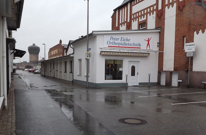 Am 17.12. 2010 sah es dort trist aus. Das Geb&auml;ude der Orthop&auml;dietechnik und die ehemalige Kegelbahn stehen auf dem alten Gleisplanum der Harzquerbahn, deren damaliges Gleis kurz vor dem Wasserturm in einer nach rechts beginnenden S-Kurve zum G&uuml;terbahnhof der NWE f&uuml;hrte. (Foto: W.Schwarzbach)