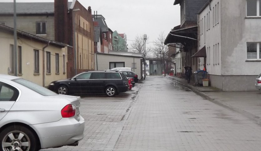 Der Blick Richtung Bahnhofsplatz am gleichen Tag, dort, wo die beiden Geb&auml;ude rechts stehen, befanden sich Empfangsgeb&auml;ude und Toilettenh&auml;uschen der NWE von 1897 bis 1913 (Foto: W.Schwarzbach)
