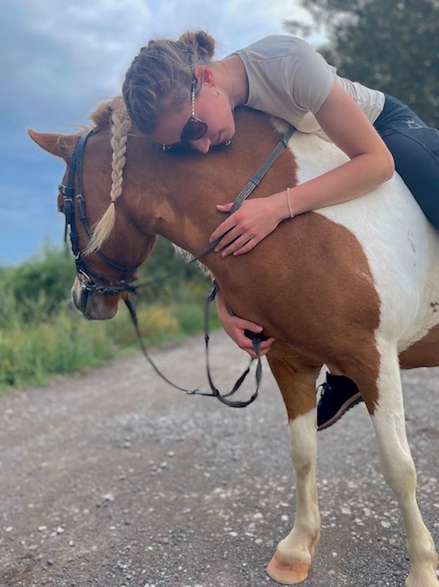 Nelly mit ihrem Pony (Foto: Diana Linke)