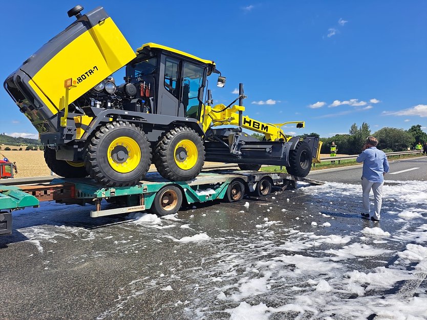 Räder des Sattelaufliegers brannten (Foto: Feuerwehr/Silvio Dietzel) Räder des Sattelaufliegers brannten (Foto: Feuerwehr/Silvio Dietzel)