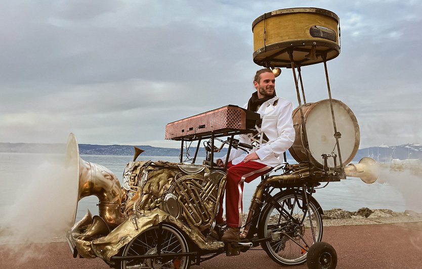 Le Pianoteur kommt mit dem Fahrrad und jeder Menge Spaß (Foto: Agentur) Le Pianoteur kommt mit dem Fahrrad und jeder Menge Spaß (Foto: Agentur)