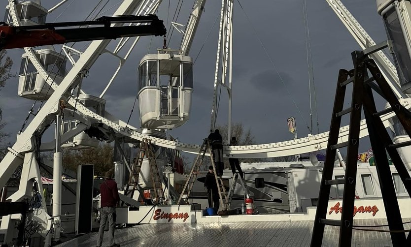 Riesenrad im Aufbau (Foto: www.adolf-steuer.de)
