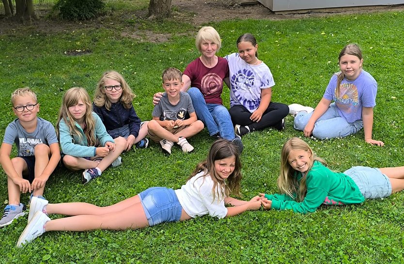 Monika Dominik im Kreise ihrer Sch&uuml;ler (Foto: Grundschule G&ouml;rsbach)