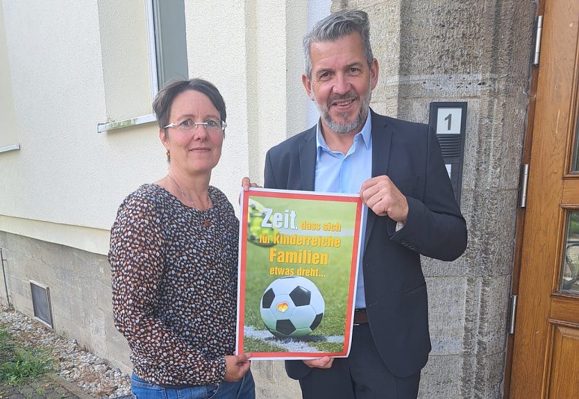 Katrin Konrad vom Verband Kinderreicher Familien Th&uuml;ringenund Landrat Thomas Ahke (Foto: Landratsamt UH)