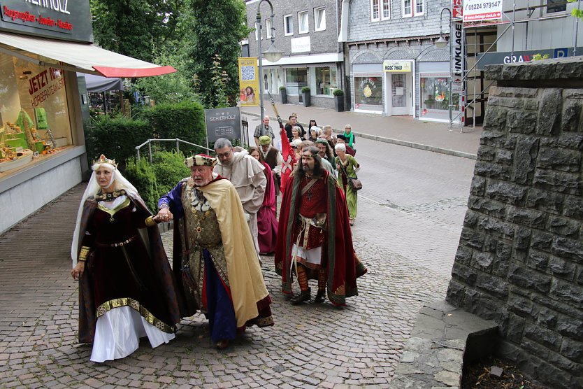 Einzug in vollem Ornat - die Ruhestätte des Ahnherrn der Ottonen wurde besucht (Foto: agl) Einzug in vollem Ornat - die Ruhestätte des Ahnherrn der Ottonen wurde besucht (Foto: agl)