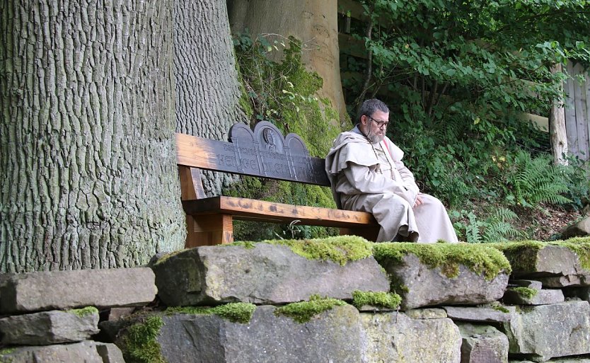Widukind (von Corvey) in tiefer Kontemplation oder auch: Thomas Kopf, als M&ouml;nch verkleidet, macht kurz Verschnaufpause (Foto: agl)
