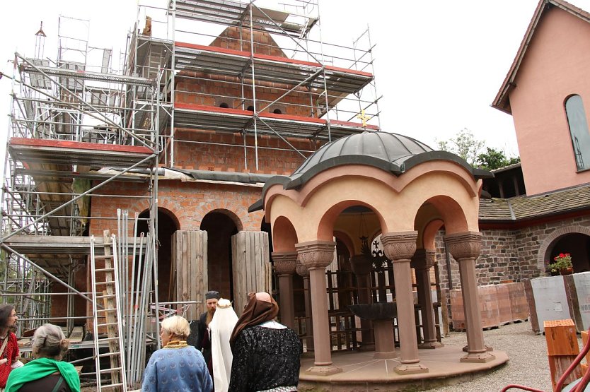 Mit Gottes Hilfe und ohne Eile - am Kloster bauen fünf Mönche seit 30 Jahren (Foto: agl) Mit Gottes Hilfe und ohne Eile - am Kloster bauen fünf Mönche seit 30 Jahren (Foto: agl)