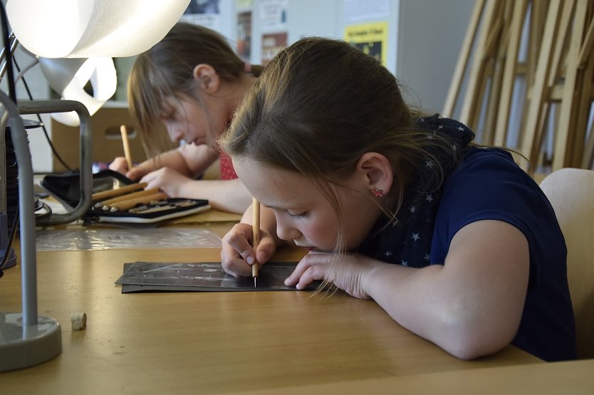 Kiku beim Radieren Fj2016 (Foto: Fred Böhme) Kiku beim Radieren Fj2016 (Foto: Fred Böhme)