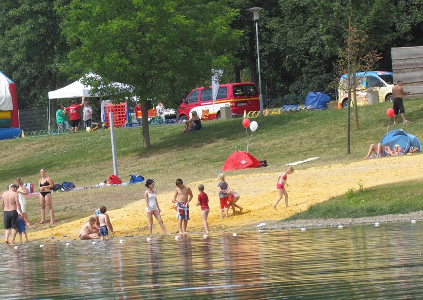 K&uuml;hles Nass und vie Spa&szlig; drumherum - am Kiesschacht will man am Sonntag Sommerfest feiern (Foto: Badehaus Nordhausen)