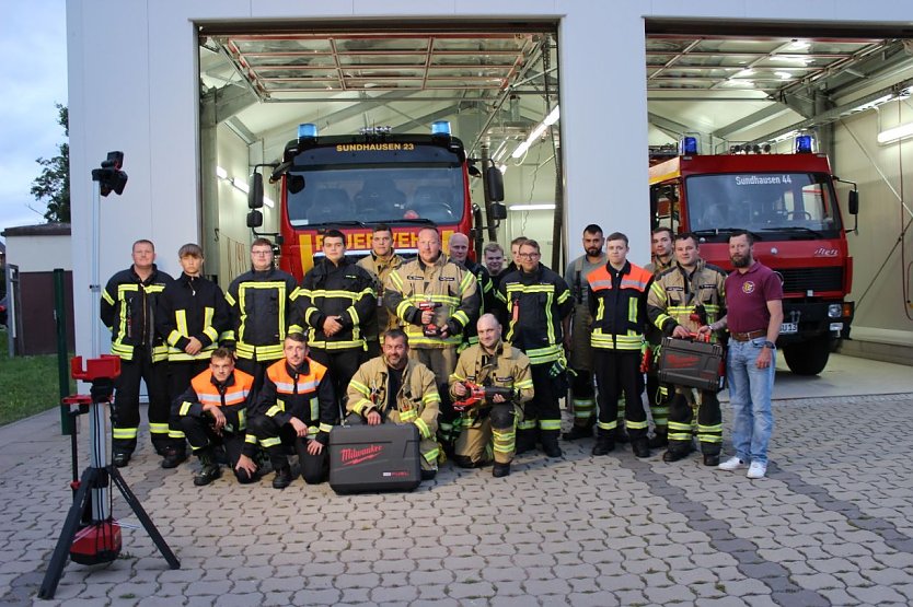Ein Teil der Einsatzabteilung sowie v.r.: Vereinsvorsitzender David Schlacken, Wehrf&uuml;hrer Tobias Ruprecht, (Foto: S. Dietzel)