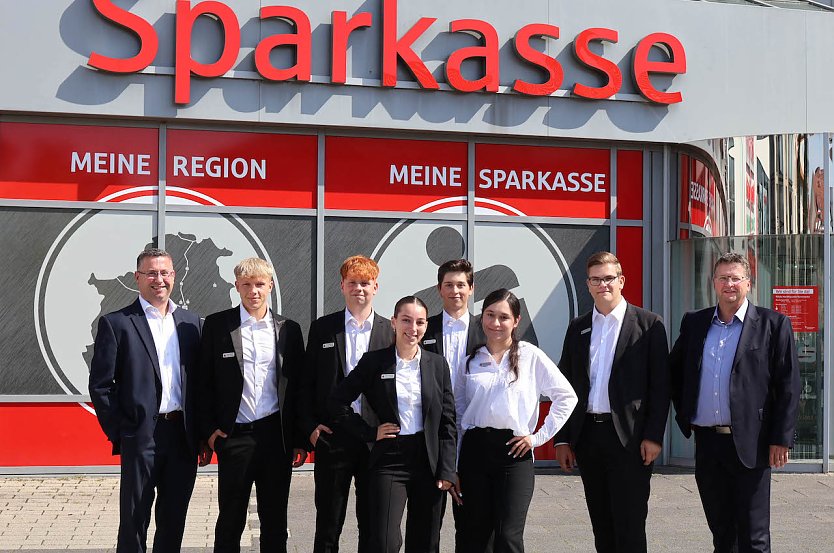 v.l.n.r. Jan Oberb&uuml;chler, Vorstandsmitglied, Lucian Goutier, Arnold Rausch, Olivia Kaltbach, Joaquin Friedrichs, Tahmina Maharramova, Luiz Wramp, Vorstandsvorsitzender Thomas Seeber (Foto: Justine Schrumpf)