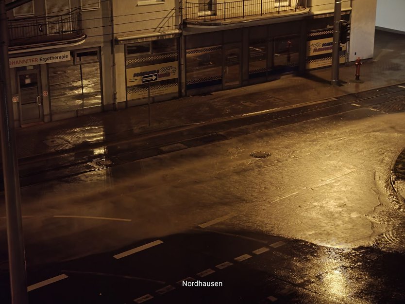 Die Straße ein Fluss - in Nordhausen sorgte Starkregen in der Nacht für Probleme (Foto: Peter Blei) Die Straße ein Fluss - in Nordhausen sorgte Starkregen in der Nacht für Probleme (Foto: Peter Blei)
