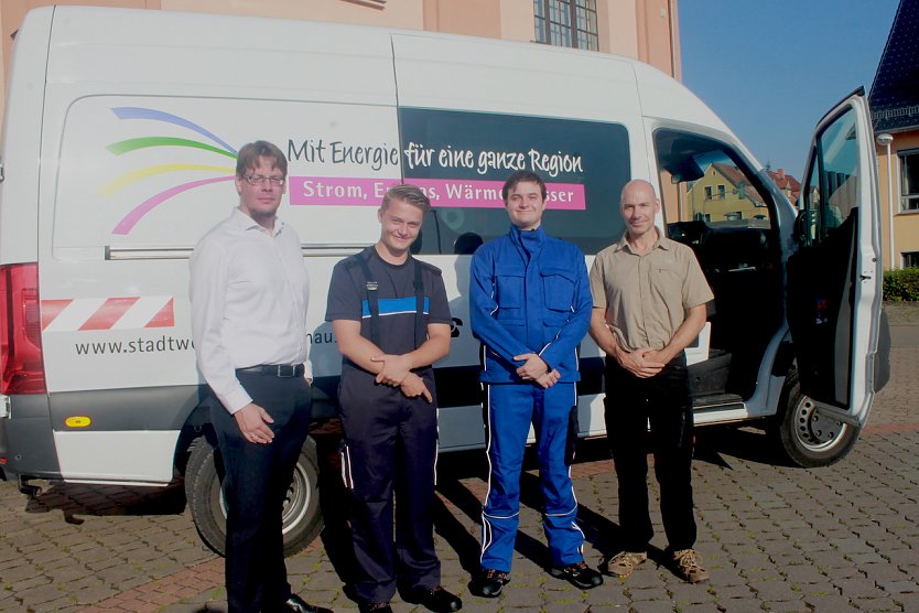 Ausbildungsverantwortliche: Christian Peter und Sven Wreden hei&szlig;en die neuen Auszubildenden Devlin G&uuml;ldenzopf und Paul Alexander Reitzig  willkommen  (Foto: Stadtwerke Sondershausen)