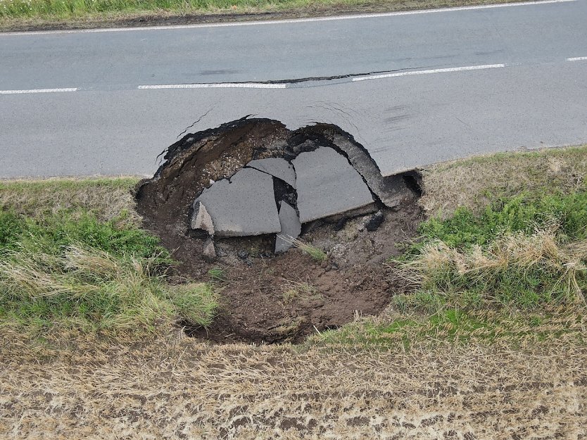 8 x 8 Meter breit und ca. 4 Meter tief ist der Erdfall auf der Stra&szlig;e (Foto: S.Dietzel)
