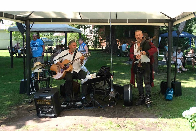 Ronald G&auml;&szlig;lein und "Burgherr" Kai Prengel er&ouml;ffneten das Fest musikalisch (Foto: Peter Blei)