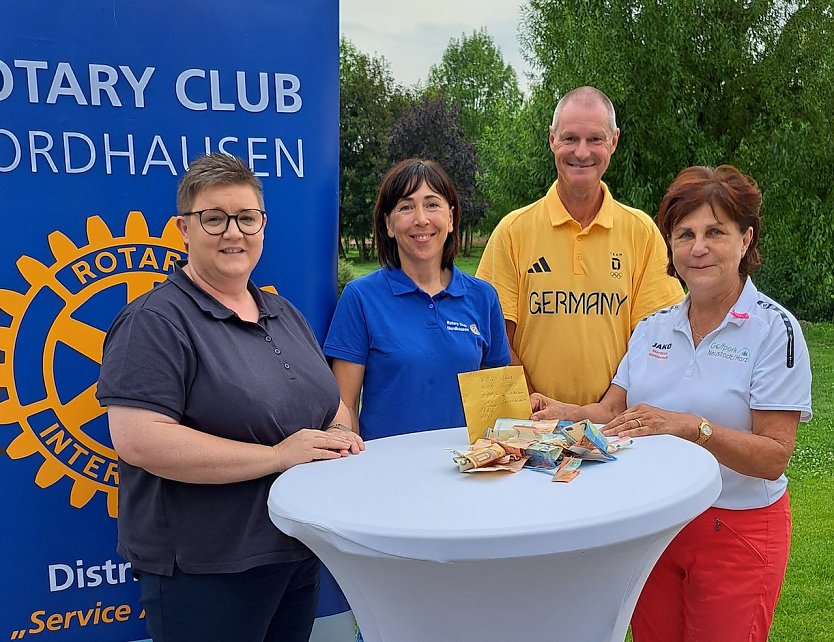 Neustädter Golfer spenden beim "Charity Turnier" (Foto: M.Holzapfel) Neustädter Golfer spenden beim "Charity Turnier" (Foto: M.Holzapfel)