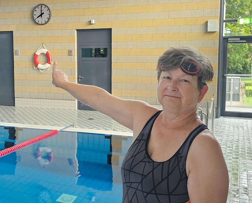 Frau Weidner steigt als Erste heute kurz nach der &Ouml;ffnung des Badehauses in das Wasser (Foto: Badehaus)