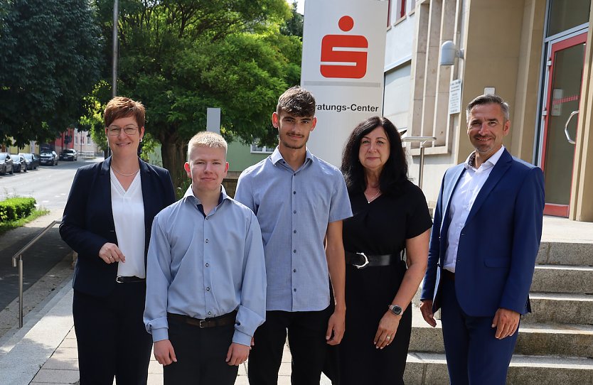 v. l.: Vorstandsmitglied Sindy Ritzke, Jason Finn Bergmann, Devin Funke, Ausbildungsleiterin Heike Stegmann, Vorstandsvorsitzender Ren&eacute; Leipnitz (Foto: Kyffh&auml;usersparkasse)