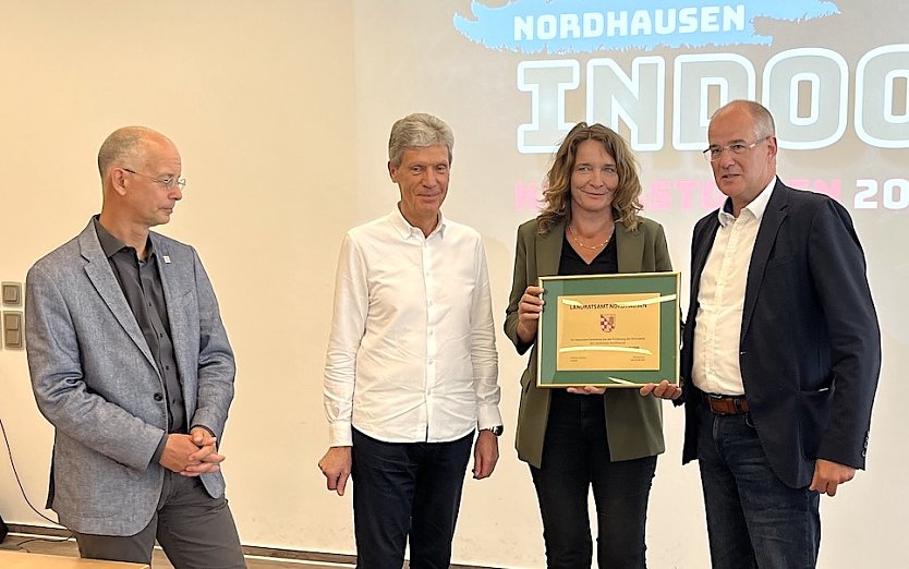 Gesch&auml;ftsf&uuml;hrerin Jana Z&ouml;ller von der EVN wird f&uuml;r ihr Engagement geehrt (Foto: oas)