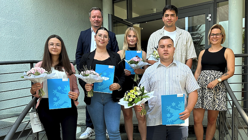 Die frisch gebackenen Verwaltungsfachangestellten Antonia Glahn, Alina Dielenschneider, Lucia Bosold, Adrian Kohl und Patrick Fahrig mit B&uuml;rgermeister Christian Zwingmann und der Personalratsvorsitzenden Nicole Hebestreit. (Foto: Ulrike Rittmeyer/Stadt Leinefelde-Worbis )