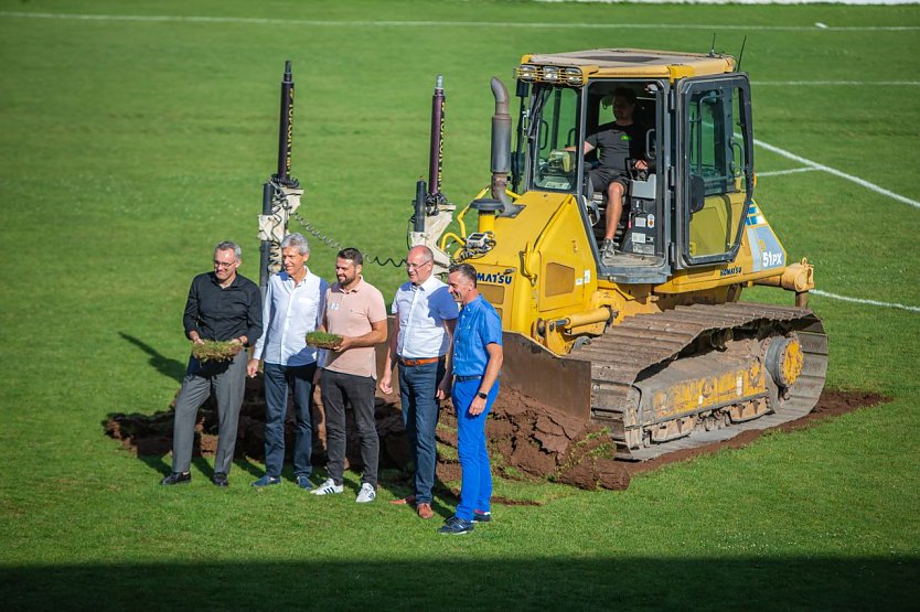 v.r. NUV-Vorsitzender Niels Neu, Nordhausens Landrat Matthias Jendricke, FSV Wacker 90 Pr&auml;sident Torsten Klaus, Th&uuml;ringer Minister f&uuml;r Bildung, Jugend und Sport Helmut Holter und Gesch&auml;ftsf&uuml;hrer der Servicegesellschaft des Landkreises Nordhausen Gunnar Reuter (Foto: Christoph Keil)