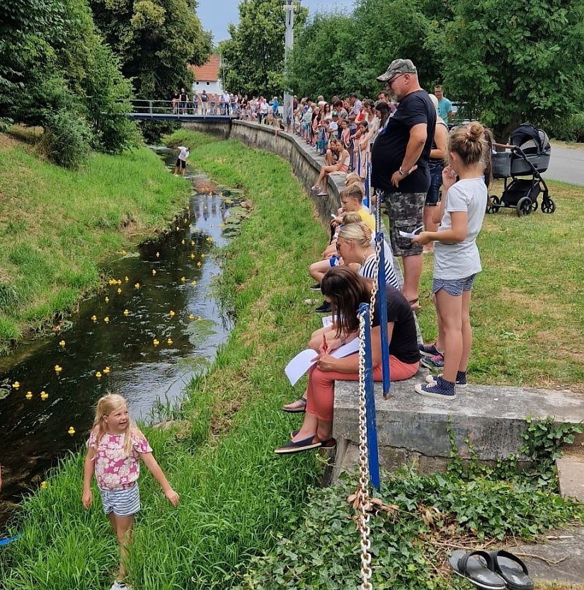 Das große Entenrennen im Jahr 2023 (Foto: Daniela Steinecke) Das große Entenrennen im Jahr 2023 (Foto: Daniela Steinecke)