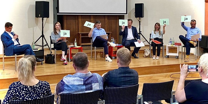 Momente der Einigkeit beim Wahlpodium in Sondershausen zur Th&uuml;ringer Landtagswahl (Foto: Eva Maria Wiegand)