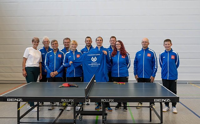 Heike Schinke von der DVAG (links) überreicht neue Trikots (Foto: Sandra Klaus ) Heike Schinke von der DVAG (links) überreicht neue Trikots (Foto: Sandra Klaus )