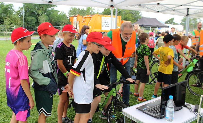 Großer Andrang bei den Vorführungen der Kresverkehrswacht Nordhausen (Foto: oas) Großer Andrang bei den Vorführungen der Kresverkehrswacht Nordhausen (Foto: oas)