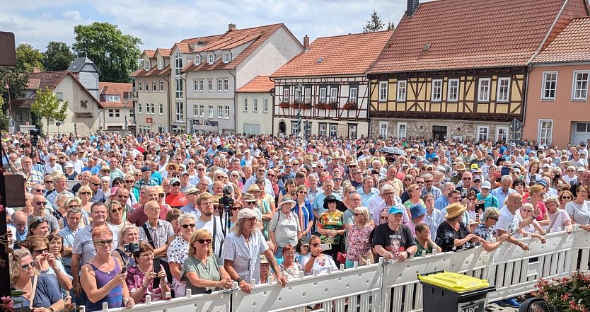 Tausende kamen, um den Ex-ZDF-Moderator Peter Hahne zu sehen (Foto: H.Kuhnert)