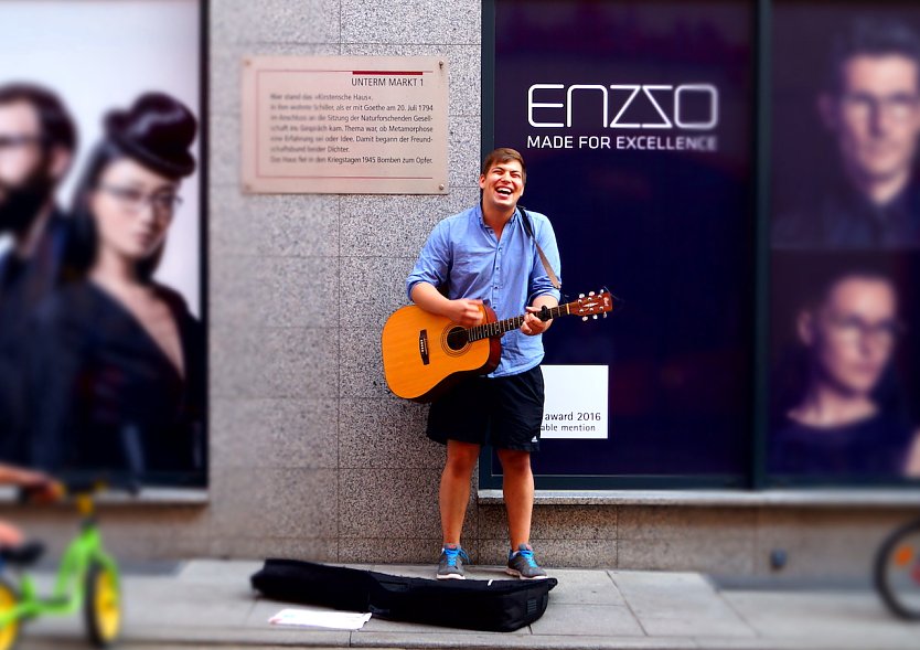 Der Stra&szlig;enmusiker Peter freut sich schon auf die Langensalzaer Marktstra&szlig;e (Foto: Agentur)