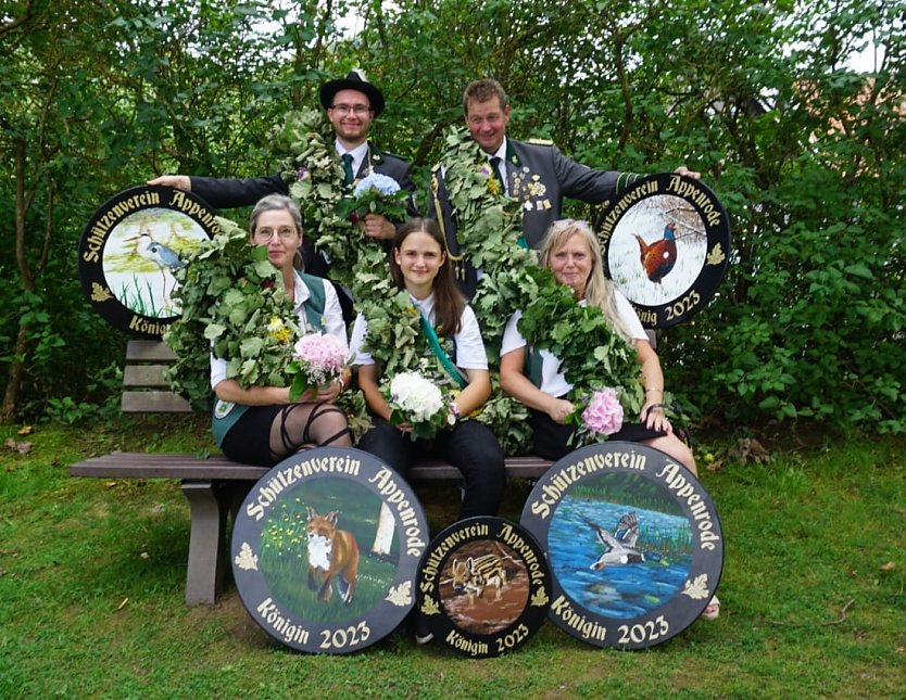 die amtierenden Majest&auml;ten; von links: Sch&uuml;tzenk&ouml;nigin Anja Moye, Sch&uuml;tzenk&ouml;nig Philipp Marhold, Jugendk&ouml;nigin Lilly Delakowitz, Seniorenk&ouml;nig Maik Marhold, Seniorenk&ouml;nigin Marlis Marhold (Foto: Sch&uuml;tzenverein Appenrode 1905)