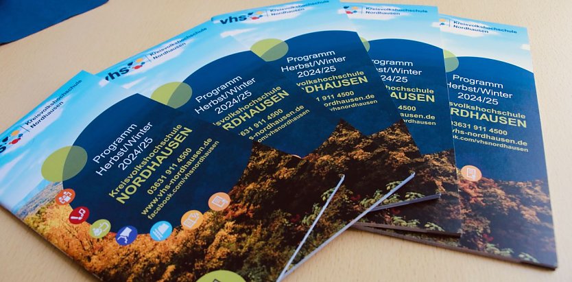 Das neue Kursprogramm der Volkshochschule wurde an 8.800 Haushalte verteilt (Foto: agl)