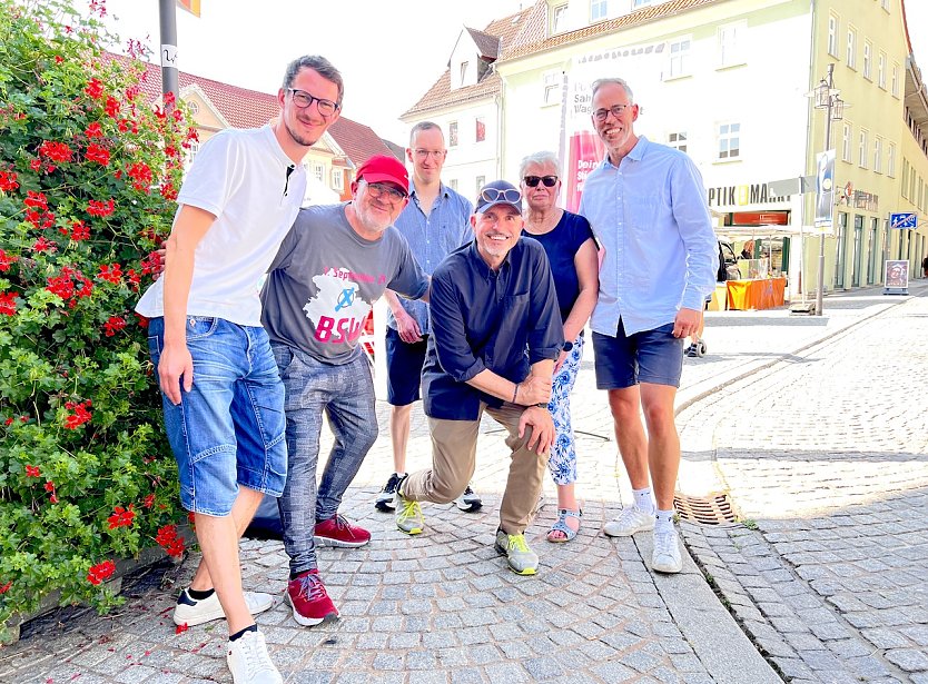 Th&uuml;ringer Landtagskandidat Steffen Quasebarth (Spitzenkandidat der BSW Th&uuml;ringen) mit den Kandidaten aus dem Nordkreis, Roberto Kobolt und Robert Henning von der BSW Partei, auf dem Marktplatz in Sondershausen (Foto: R&uuml;diger Schraps)