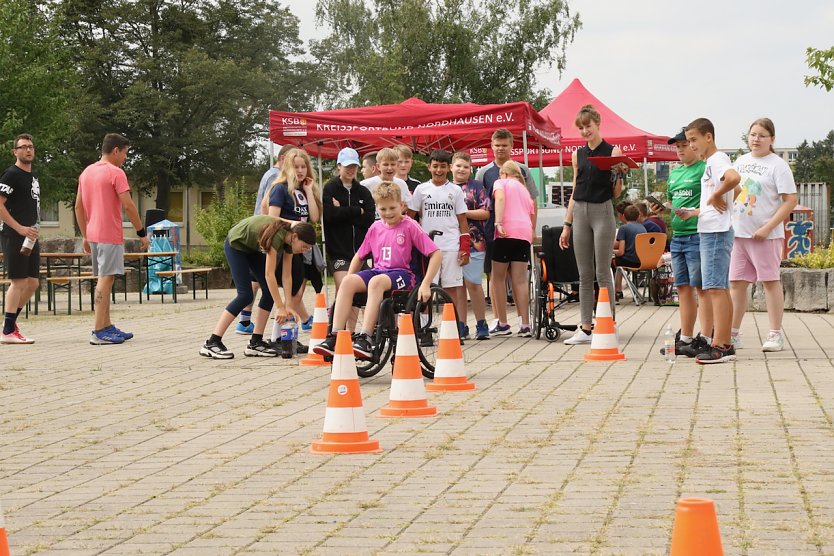 Gar nicht so einfach - der Rollstuhlparcour war zwar nicht lang, f&uuml;r unge&uuml;bte Fahrer aber durchaus eine Herausforderung (Foto: agl)