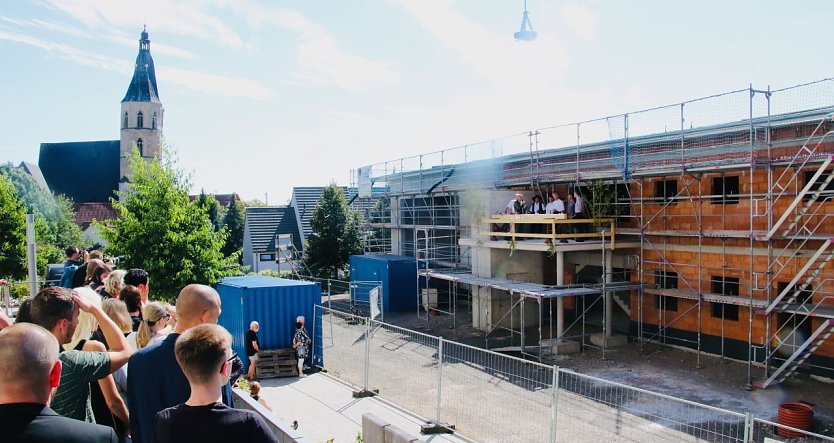 Festakt, Richtfest, Sommerparty - an der Oberstufe des Humboldt-Gymnasiums gab es heute volles Programm (Foto: agl)