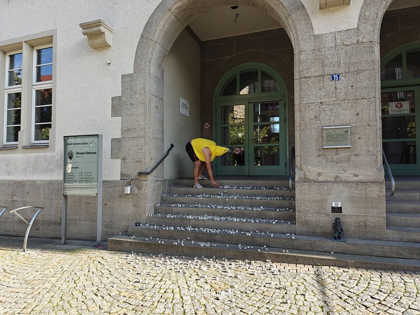 Aufr&auml;umen vor dem Neuen Rathaus (Foto: Peter Blei)