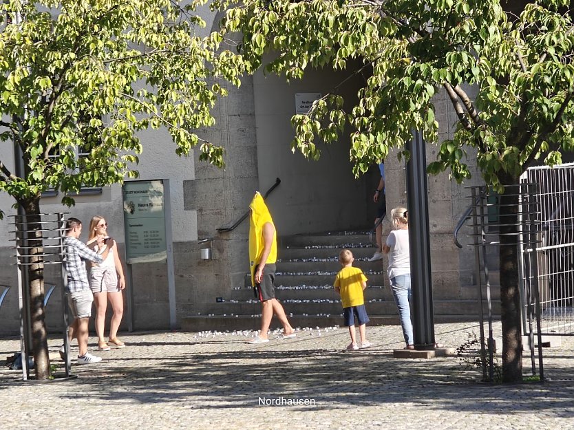 Aufr&auml;umen vor dem Neuen Rathaus (Foto: Peter Blei)