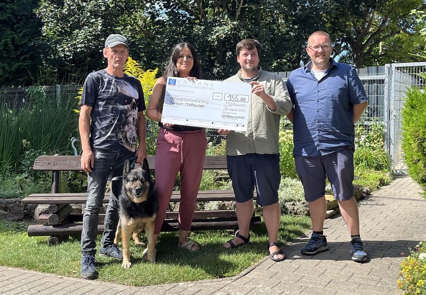 Die Pfarrer Marcus Ebert und Benjamin Themel &uuml;bergeben Katharina Funk vom Tierschutzverein den Scheck (Foto: Evangelischer Kirchenkreis M&uuml;hlhausen)