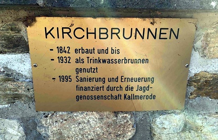Schild am Brunnen in Kallmerode (Foto: R.Wei&szlig;bach)
