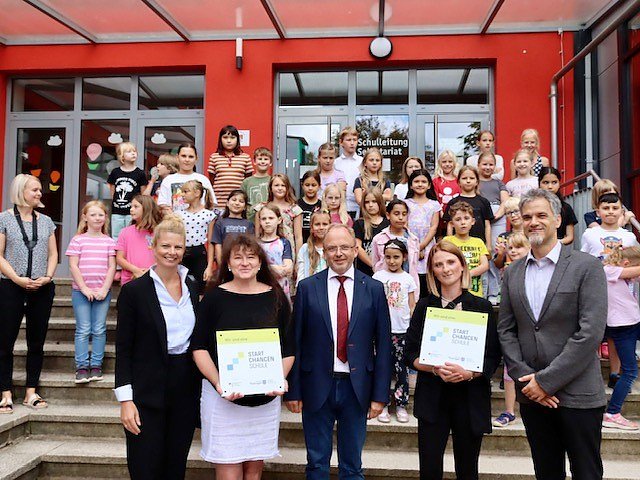 v.l.: B&uuml;rgermeisterin Rieger, Frau Krenz, Schulleiterin der Staatlichen Grundschule "Albert Kuntz", Dr. Althaus, Leiter des Staatlichen Schulamts Nordth&uuml;ringen, Frau Petereit, Stellvertretende Schulleiterin der Staatlichen Grundschule "Bertolt Brecht", Oberb&uuml;rgermeister Kai Buchmann (Foto: Stadt Nordhausen)