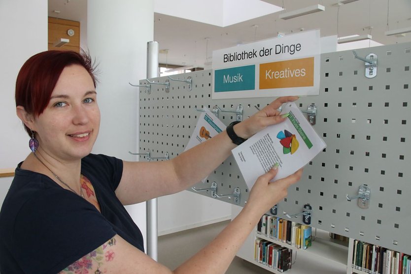 F&uuml;r die Ausleihe legt Bibliotheksleiterin Marie-Kathrin Haase Platzhalterkarten im 1. Obergeschoss aus (Foto: agl)