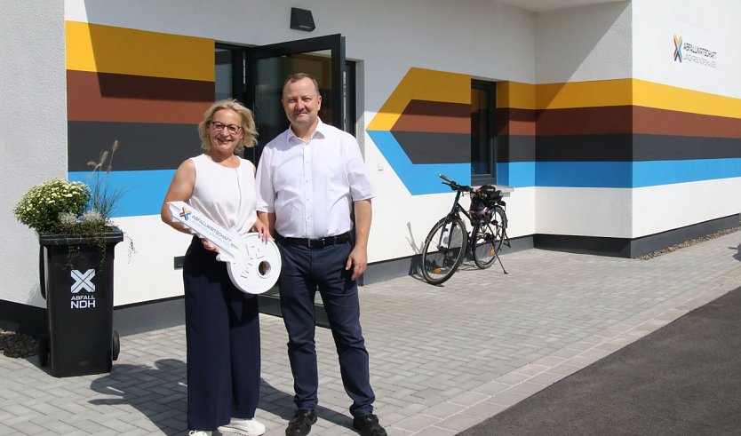 Die neuen Herren im Haus: Kathrin Materlik aus dem Fachbereich f&uuml;r Abfallwirtschaft des Landratsamtes und Thomas Mund, demn&auml;chst Gesch&auml;ftsf&uuml;hrer der Stadtwerkegruppe (Foto: agl)