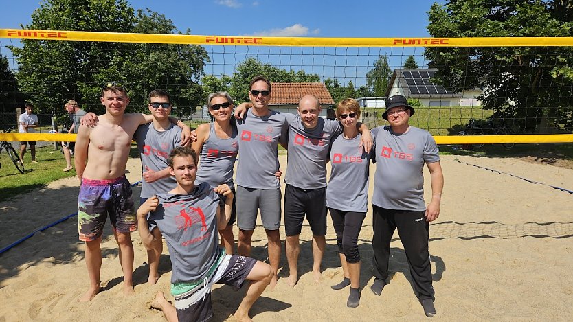 Stolze G&ouml;rsbacher auf ihrer Beachvolleyballanlage (Foto: Markus Raabe)