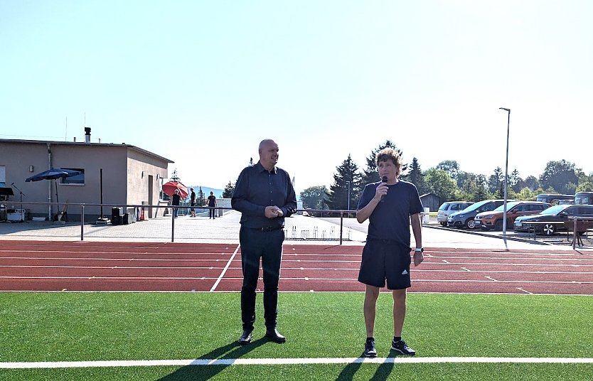 2.     B&uuml;rgermeister Steffen Grimm und Organisator Torsten Kawaletz begr&uuml;&szlig;ten &uuml;ber 200 Teilnehmer beim 12. Kreisbehindertensportfest. (Foto: Janine Skara)