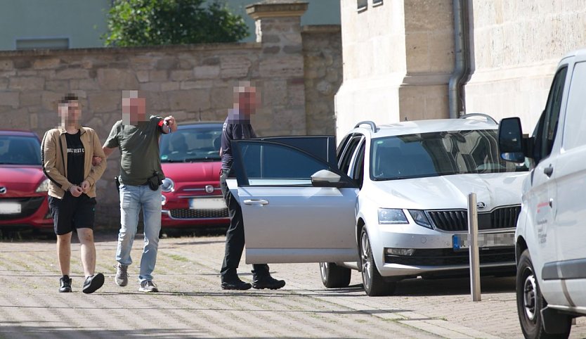 Der Festgenommene (links) vor dem Amtsgericht in Nordhausen (Foto: S. Dietzel)