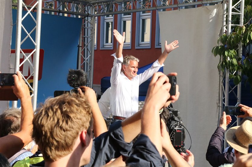 Mit Jubel und Applaus wurde Bj&ouml;rn H&ouml;cke auf dem Rathausplatz begr&uuml;&szlig;t (Foto: agl)