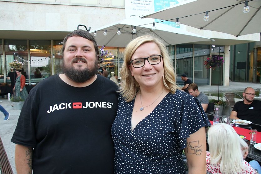 Tim Rosenstock, Katja Mitteldorf und die Nordh&auml;user Linke kamen vor der Bibliothek zusammen (Foto: agl)