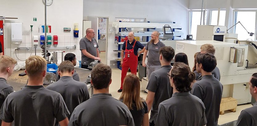 Neue Azubis bei FEUER Powertrain (Foto: FEUER Powertrain) Neue Azubis bei FEUER Powertrain (Foto: FEUER Powertrain)